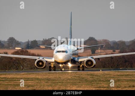 Una registrazione al Ryanair Boeing 737 EI-DLX gira sulla pista il 6 febbraio 2020 all'aeroporto di Londra Luton, Bedfordshire, Regno Unito Foto Stock