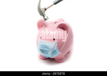 Piggybank indossa maschera chirurgica e mano con hummer pronto a crash. Concetto dell'impatto di una pandemia nell'economia mondiale Foto Stock