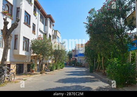 Buyukada, Turchia - 18 settembre 2019. I turisti camminano lungo una tranquilla strada residenziale a Buyukada, una delle isole dei principi, conosciuta anche come Adalar Foto Stock