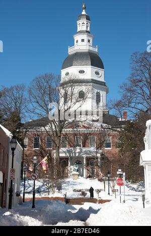 Maryland storica casa di stato in giornata di sole dopo bizzard con neve accumulata lungo le strade e marciapiedi, lontano pedonale a piedi in strada innevata. Foto Stock