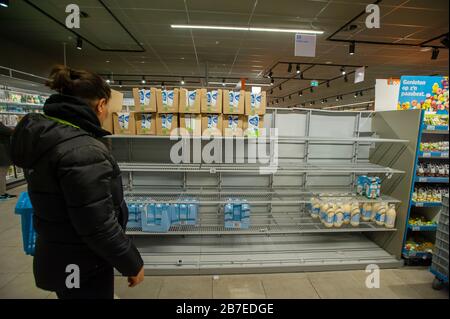 Albert Heijn XL, Elandstraat, l'Aia, Paesi Bassi. (14:00 ore±). Domenica 15 marzo, 2020. Coronavirus (Covid-19) ha ancora persone in modalità di acquisto panico! Le parole del primo Ministro olandese Rutte, di non sottrarsi alle forniture dei supermercati, sembrano aver perso ascolto. I compratori di panico continuano ad immagazzinare fra le paure di coronavirus, lasciando gli scaffali vuoti. Credit: Charles M Vella/Alamy Live News Foto Stock