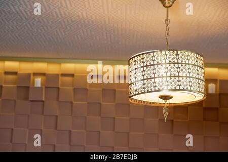 Moderno lampadario LED giallo a 3 luci. Lampada a sospensione . Plafoniera lampada a sospensione ovale. Luci sospese con paralume in tessuto Creme. Foto Stock