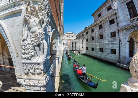 Venezia, Italia - 16 MAGGIO 2019: L'ubriachezza della scultura di Noè all'angolo tra Palazzo dei Dogi e il Ponte dei Sospiri di Venezia Foto Stock