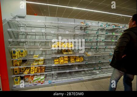 Albert Heijn XL, Elandstraat, l'Aia, Paesi Bassi. (14:00 ore±). Domenica 15 marzo, 2020. Coronavirus (Covid-19) ha ancora persone in modalità di acquisto panico! Le parole del primo Ministro olandese Rutte, di non sottrarsi alle forniture dei supermercati, sembrano aver perso ascolto. I compratori di panico continuano ad immagazzinare fra le paure di coronavirus, lasciando gli scaffali vuoti. Credit: Charles M Vella/Alamy Live News Foto Stock