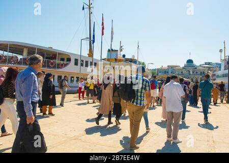 Buyukada, Turchia - 18 settembre 2019. I passeggeri sbarcano da un traghetto a Buyukada, una delle isole dei principi, AKA Adalar, nel mare di Marmara Foto Stock