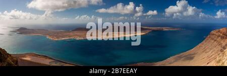 Lanzarote panorama isola. Vista sull'arcipelago di la Graciosa. Foto Stock