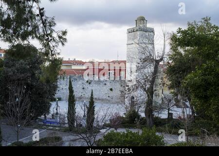 Bella foto della torre del capitano a Zara, Croazia con un cielo nuvoloso sullo sfondo Foto Stock