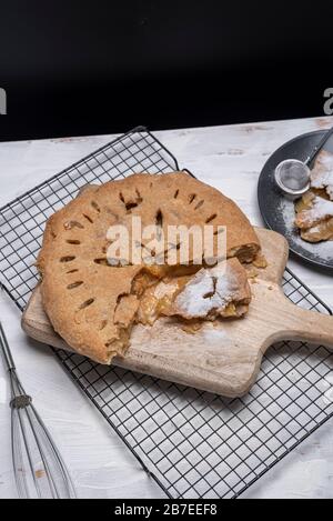 Torta di mele americana fatta in casa cotta in forno, tagliata e servita, una composizione di cucina con spazio negativo per la pubblicità. Foto Stock