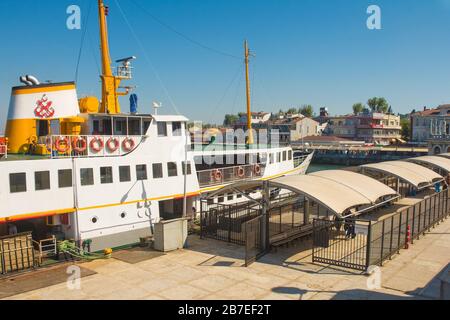 Buyukada, Turchia - 18 settembre 2019. Un traghetto è attraccato alla stazione dei traghetti di Buyukada, una delle isole dei principi AKA Adalar nel Mar di Marmara Foto Stock