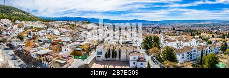 Granada città-Alhambra. Vista panoramica del drone aereo. Spagna Andalusia Foto Stock