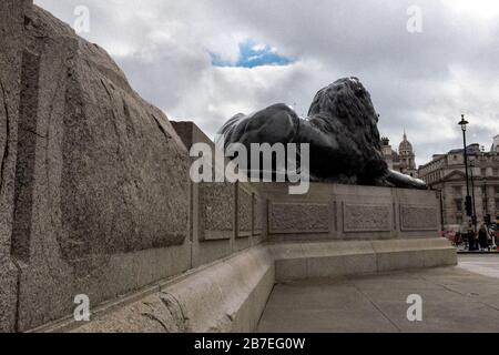 Trafalgar Square, parte di Nelson Colum distrutta da Bonfire durante la celebrazione del giorno dell'armistizio, l'11 novembre 1918. Ancora là oltre 100 anni dopo Foto Stock