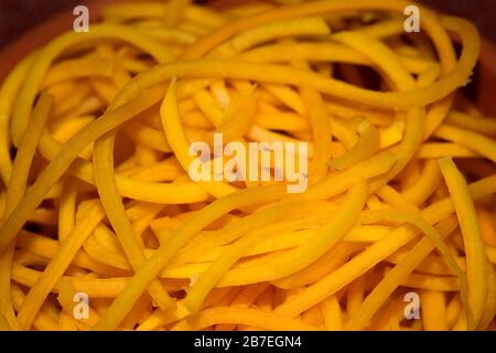 Ciotola di zucca fresca di butternut matura a forma di tagliatelle Foto Stock