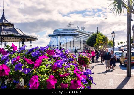 Cork, Irlanda - 7 agosto 2018: La principessa reale è ancorata al porto di Cobh, nella contea di Cork, Irlanda, nell'ambito di un tour dell'isola britannica. Foto Stock