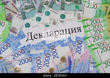 L'iscrizione sulla Dichiarazione di lingua Russa e le nuove banconote russe in circolazione. Bilancio Foto Stock
