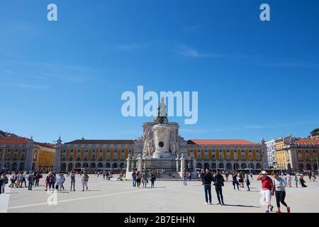 LISBONA, PORTOGALLO - 11 giugno 2019: Inquadratura orizzontale grandangolare del Praça do Comércio a Lisbona Portogallo presa dalla vista frontale con molti abitanti del posto Foto Stock