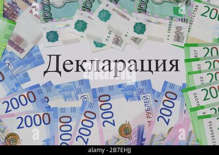 L'iscrizione sulla Dichiarazione di lingua Russa e le nuove banconote russe in circolazione. Bilancio. Concetto Foto Stock