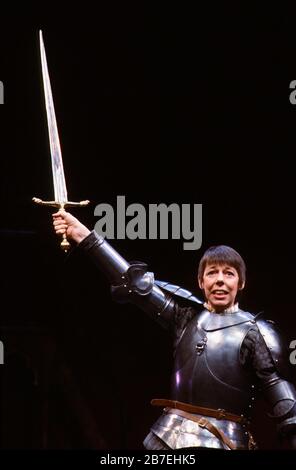 Frances de la Tour (St Joan) a SAINT JOAN di George Bernard Shaw Set design: John Gunter Costumi: Sally Gardner & John Gunter illuminazione: Chris Ellis regista: Ronald Eyre Olivier Theatre, National Theatre (NT), Londra SE1 16/02/1984 (c) Donald Cooper Foto Stock