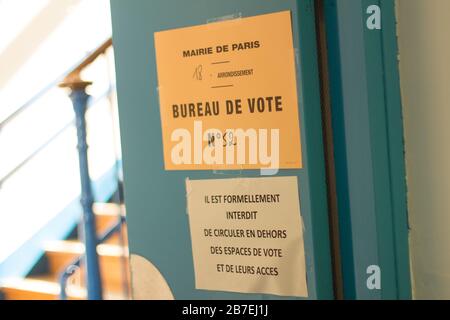 Parigi, Francia. Ingresso ad una stazione polling poco frequentata tra le paure di Coronavirus a Parigi, Francia, 15 marzo 2020. Foto Stock