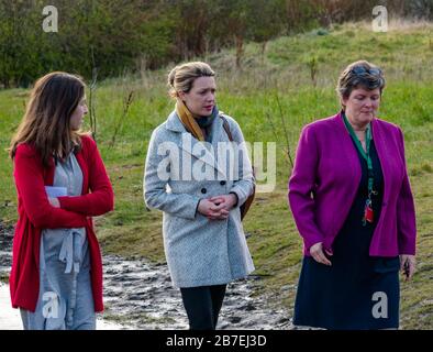 Jenny Gilruth Ministro MSP in visita alla scuola primaria principale di Davidsons con l'insegnante Astrid Gracie per il soccorso sportivo, Edimburgo, Scozia, Regno Unito Foto Stock