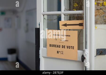 Parigi, Francia. Ingresso ad una stazione polling poco frequentata tra le paure di Coronavirus a Parigi, Francia, 15 marzo 2020. Foto Stock