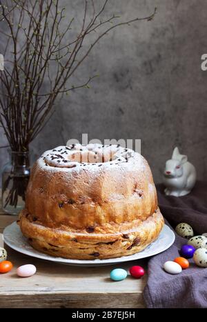 Reindling, torta di pasqua tedesca e austriaca in decorazione pasquale. Stile rustico. Foto Stock