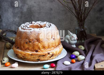 Reindling, torta di pasqua tedesca e austriaca in decorazione pasquale. Stile rustico. Foto Stock