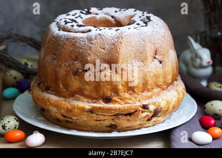 Reindling, torta di pasqua tedesca e austriaca in decorazione pasquale. Stile rustico. Foto Stock