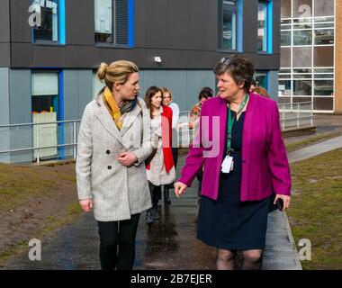 Jenny Gilruth Ministro MSP in visita alla scuola primaria principale di Davidsons con l'insegnante Astrid Gracie, Edimburgo, Scozia, Regno Unito Foto Stock