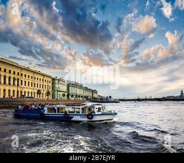 ST. PETERSBURG, RUSSIA - 14 LUGLIO 2016: Notte bianca sul fiume Neva, barca da diporto e Away Hermitage, San Pietroburgo, Russia Foto Stock