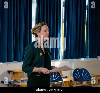 Il Ministro della SNP Jenny Gilruth (MSP) ha tenuto un discorso all'evento Comic Relief, Davidsons Mains Primary School, Edimburgo, Scozia, Regno Unito Foto Stock