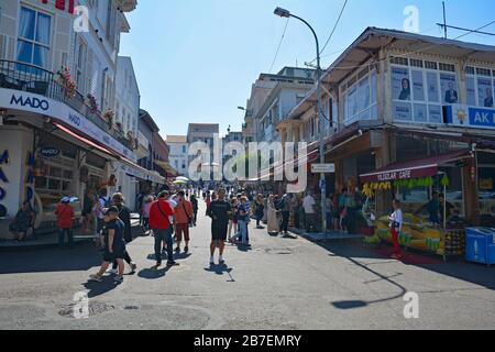 Buyukada, Turchia-18 settembre 2019. Una strada trafficata a Buyukada, una delle isole dei principi, AKA Adalar, nel mare di Marmara al largo della costa di Istanbul Foto Stock