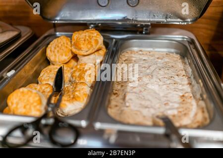 Vassoio a buffet caldo appena fatto per servire cibo, crostini con sugo di carne o farinata d'avena a banchetto, matrimonio o ristorante all'interno per colazione continentale all'interno dell'hotel mot Foto Stock