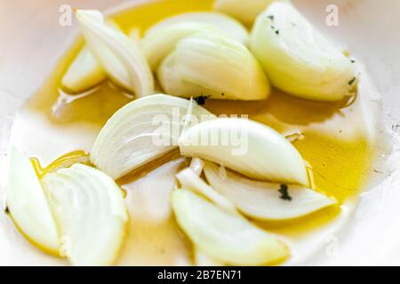 Padella con cipolle bianche tritate scalogno verdure macro primo piano cottura in olio d'oliva in cucina che mostra la consistenza Foto Stock