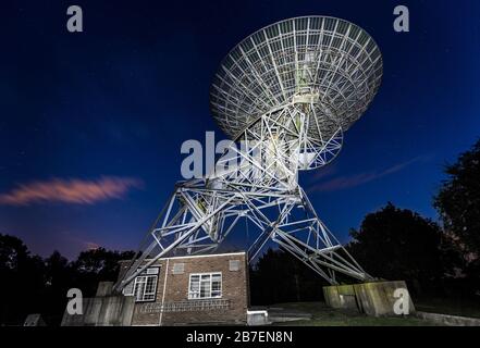 Un'antenna del telescopio di mezzo miglio presso l'Osservatorio radio Astronomico di Mullard vicino a Cambridge, Regno Unito Foto Stock