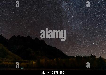 Maroon Bells zona con ampio angolo di vista del cielo strada lattea in Aspen, Colorado nella notte oscura con sentieri chiari e picchi rocciosi di montagna nel mese di ottobre 2019 au Foto Stock