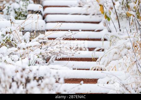 Aspen Colorado paesaggistico coperto in inverno terrazzato lungo scale di legno fino a nessuno architettura di giardino cortile della casa Foto Stock