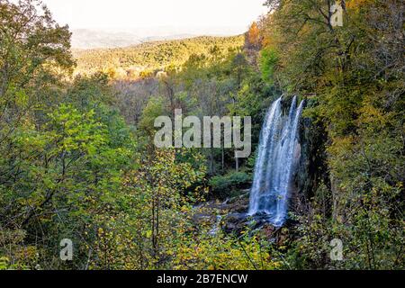 Montagne Appalachiane Cascata di primavera E verde alberi di foresta giallo in campagna autunno a Covington, Virginia Foto Stock