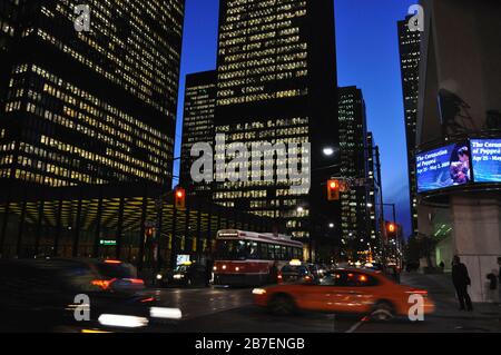 Fotografia del movimento del traffico nel centro di Toronto di notte Foto Stock