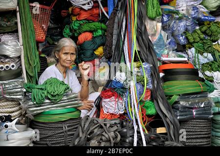 Venditore di corda al mercato di Dong Ba a Hue, Vietnam Foto Stock