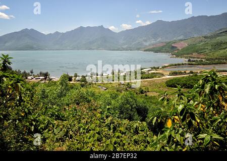 In fondo al Passo Hai Van (Ocean Cloud Pass) tra Hue e da Nang, Vietnam Foto Stock