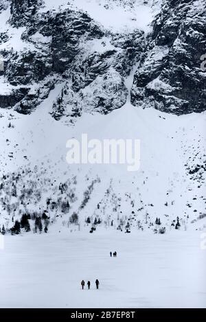 Turisti che vanno alle vette innevate dei Tatra. Foto Stock