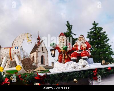 Basilea, Svizzera - 2017 dicembre 17: Centro città decorato per le vacanze di Natale Foto Stock