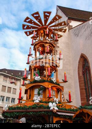 Basilea, Svizzera - 2017 dicembre 17: Centro città decorato per le vacanze di Natale Foto Stock