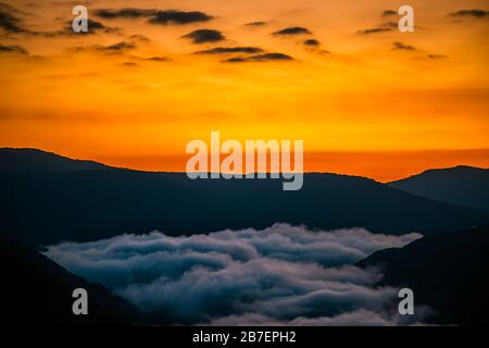 Montagne nebbia paesaggio nuvole al mattino sopra la nuova valle gola del fiume a Grandview Overview, West Virginia durante la mattina alba colorata Foto Stock