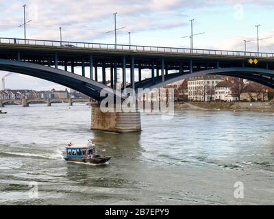 Basilea, Svizzera - 2017 dicembre 17: Ponte in acciaio sul Reno Foto Stock