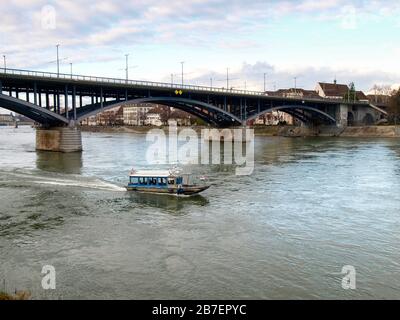 Basilea, Svizzera - 2017 dicembre 17: Ponte in acciaio sul Reno Foto Stock