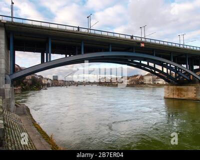 Basilea, Svizzera - 2017 dicembre 17: Ponte in acciaio sul Reno Foto Stock