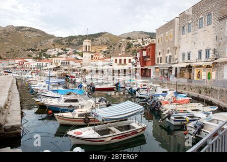 Barche da pesca greche ancorate lungo la passeggiata nel porto marittimo di Agea di Hydra, Grecia Foto Stock