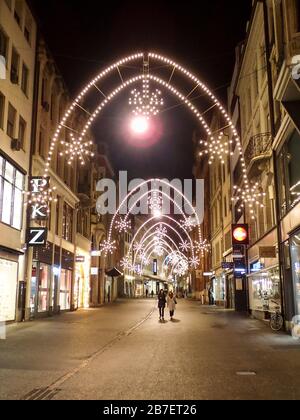 Basilea, Svizzera - 2017 dicembre 16: Centro della città sul Reno. Foto Stock