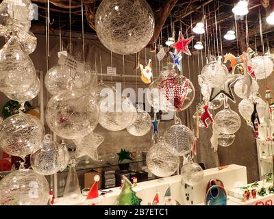 Basilea, Svizzera - 2017 dicembre 17: Mercatino di Natale per le strade del centro storico Foto Stock